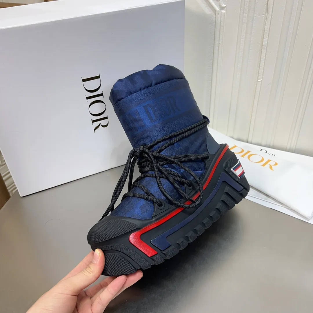 Men's shoes p600! The highest version on the market, Dior Dior's king style snow boots, ski boots, fat and cute, so cute →_→ from the DiorAlps limited series, unique. Shiny nylon Oblique print upper with criss-cross straps for an ideal fit. The technical fabric of the boot shaft, short-cut version, can be worn in the city or in the mountains. It makes the calf slimmer and taller, warm and concave. The boot shaft and sole are made of original waterproof padded lining. The embroidered fabric is original star ⭐ rubber non-slip thick sole and multi-module combination outsole. The size is 35-40. 41Customized